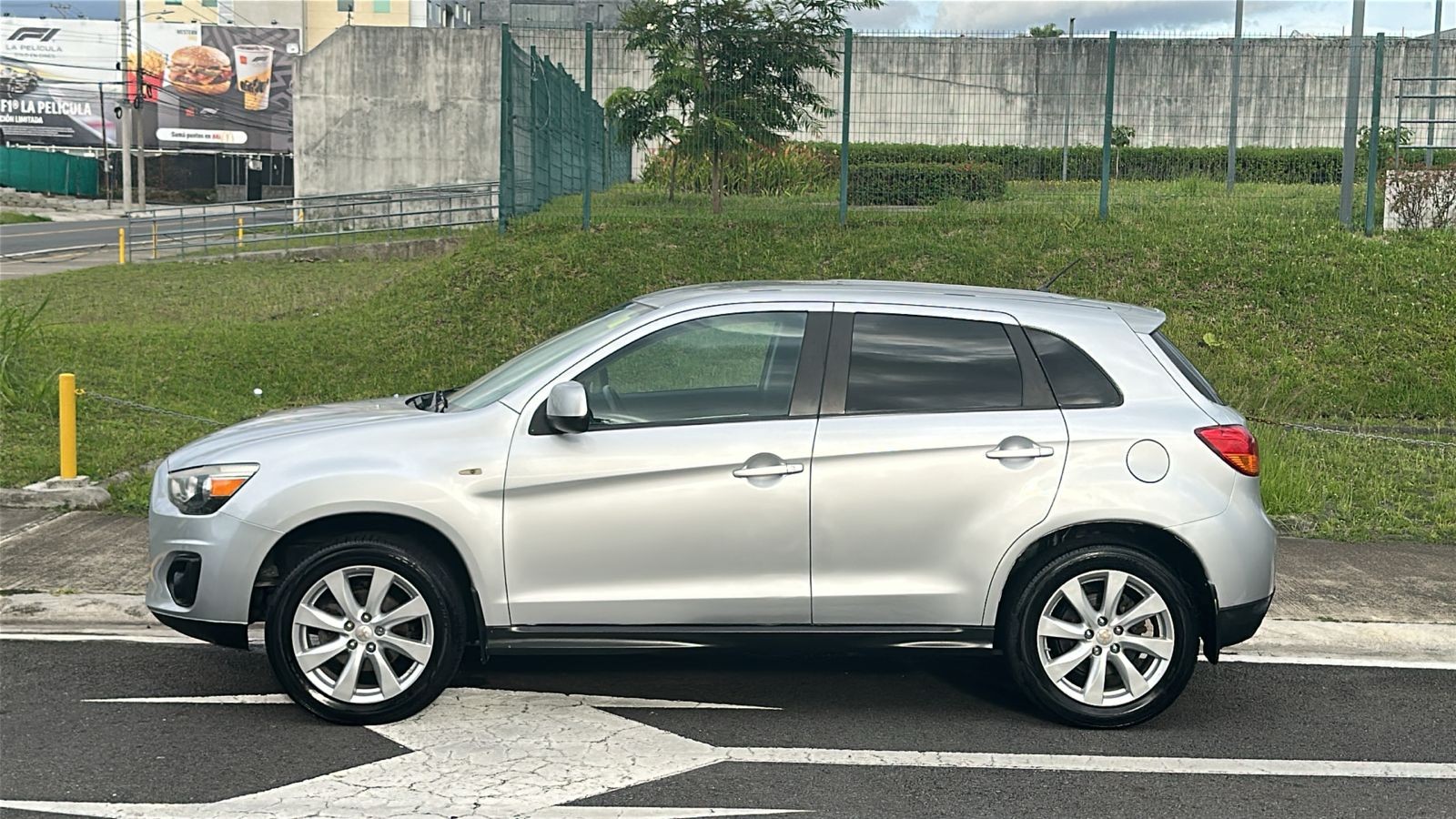 Mitsubishi Outlander Sport driver‑side profile