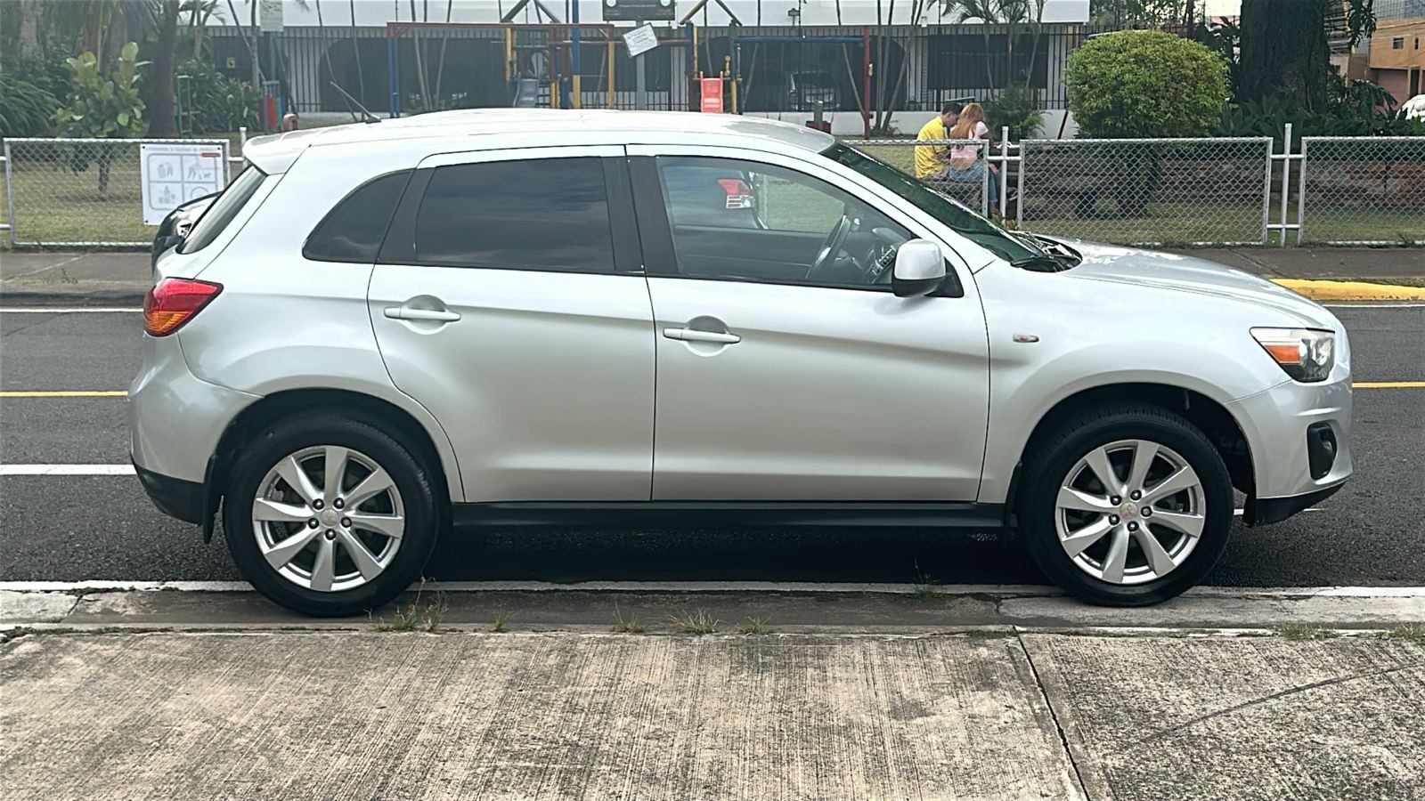Mitsubishi Outlander Sport passenger‑side profile